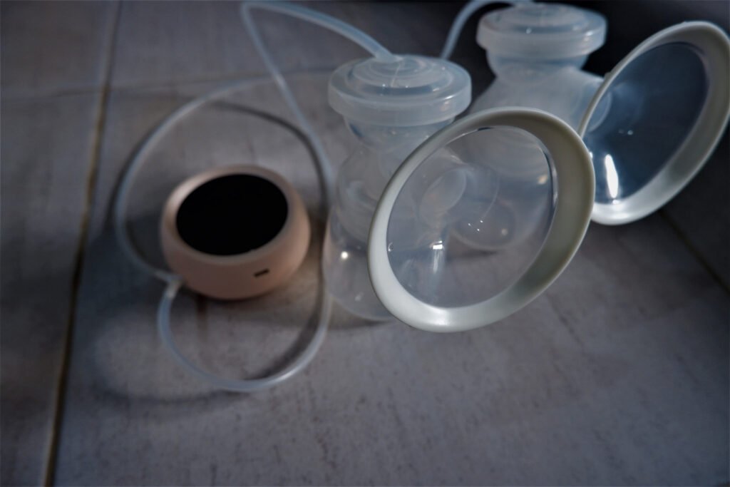 breast pumping equipment for mothers' newborns